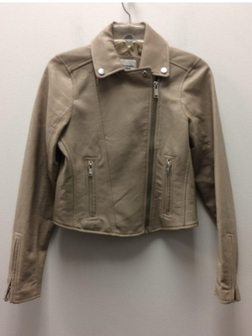 NWT Abercrombie & Fitch Faux Leather / Vegan Leather Moto Cropped Jacket, Small